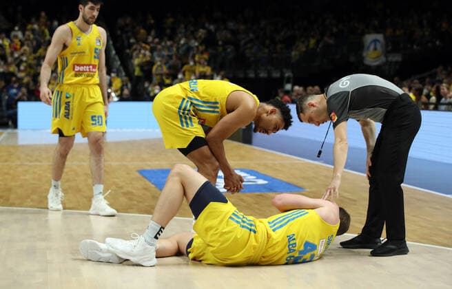 Sport Bilder des Tages Luke Sikma angeschlagen am Boden liegend Basketball BBL Bundesliga Herren Saison 2021 2022 15.04.2022 ALBA Berlin vs. ratiopharm Ulm