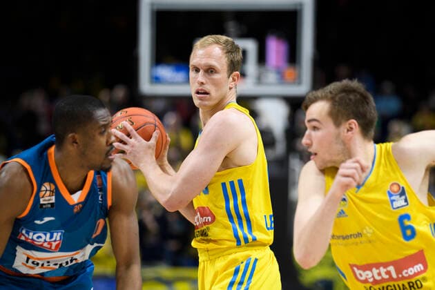 v.l. Sindarius Thornwell (ratiopharm Ulm, 07), Luke Sikma (Alba Berlin, 43), Malte Delow (Alba Berlin, 06), Zweikampf, Action, Kampf, GER, Alba Berlin vs rationpharm ulm, BBL, Basketball - Bundesliga - Maenner, 31. Spieltag, Saison 2021 2022, 15.04.2022, GER, Alba Berlin vs rationpharm ulm, BBL, Basketball - Bundesliga - Maenner, 31. Spieltag, Saison 2021 2022, 15.04.2022, Berlin Copyright: xEibner-Pressefoto UwexKochx EP_UKH