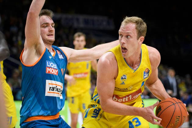 v.l. Philipp Herkenhoff (ratiopharm Ulm, 14), Luke Sikma (Alba Berlin, 43), Zweikampf, Action, Kampf, GER, Alba Berlin vs rationpharm ulm, BBL, Basketball - Bundesliga - Maenner, 31. Spieltag, Saison 2021 2022, 15.04.2022, GER, Alba Berlin vs rationpharm ulm, BBL, Basketball - Bundesliga - Maenner, 31. Spieltag, Saison 2021 2022, 15.04.2022, Berlin Copyright: xEibner-Pressefoto UwexKochx EP_UKH