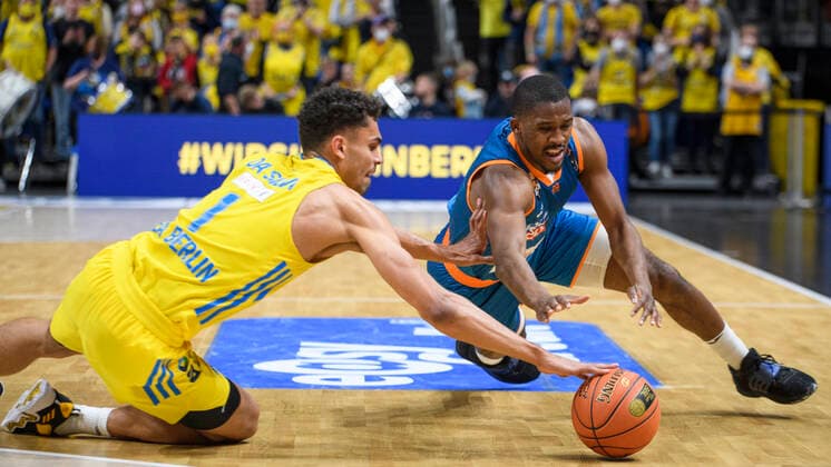 v.l. Oscar da Silva (Alba Berlin, 01), Sindarius Thornwell (ratiopharm Ulm, 07), Zweikampf, Action, Kampf, GER, Alba Berlin vs rationpharm ulm, BBL, Basketball - Bundesliga - Maenner, 31. Spieltag, Saison 2021 2022, 15.04.2022, GER, Alba Berlin vs rationpharm ulm, BBL, Basketball - Bundesliga - Maenner, 31. Spieltag, Saison 2021 2022, 15.04.2022, Berlin Copyright: xEibner-Pressefoto UwexKochx EP_UKH