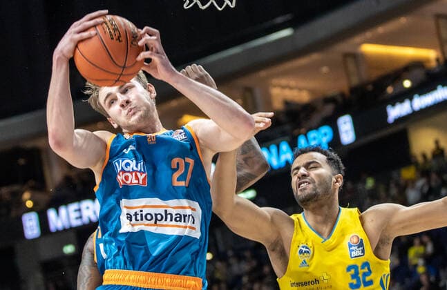 15.04.22, Berlin, Basketball, 1. Bundesliga, easyCredit BBL, Hauptrunde, 24.Spieltag, Mercedes Benz Arena: ALBA Berlin - ratiopharm Ulm. Moritz Krimmer von ratiopharm Ulm (l) und ALBAs Johannes Thiemann kämpfen um den Ball. ALBA Berlin - ratiopharm Ulm