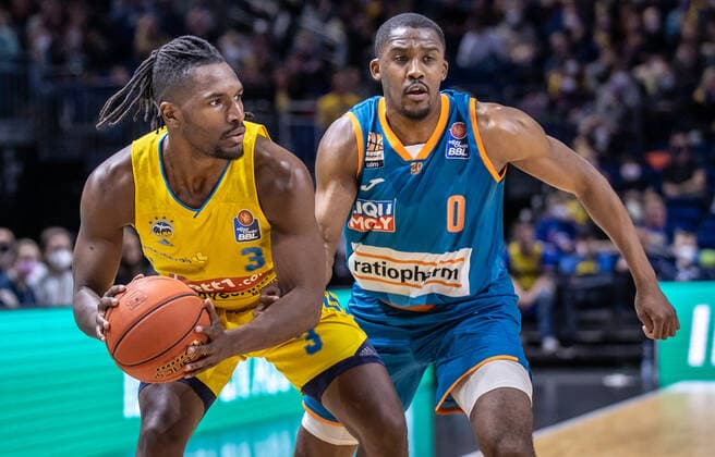 15.04.22, Berlin, Basketball, 1. Bundesliga, easyCredit BBL, Hauptrunde, 24.Spieltag, Mercedes Benz Arena: ALBA Berlin - ratiopharm Ulm. ALBAs Jaleen Smith (l) und Semaj Christon von ratiopharm Ulm kämpfen um den Ball. ALBA Berlin - ratiopharm Ulm