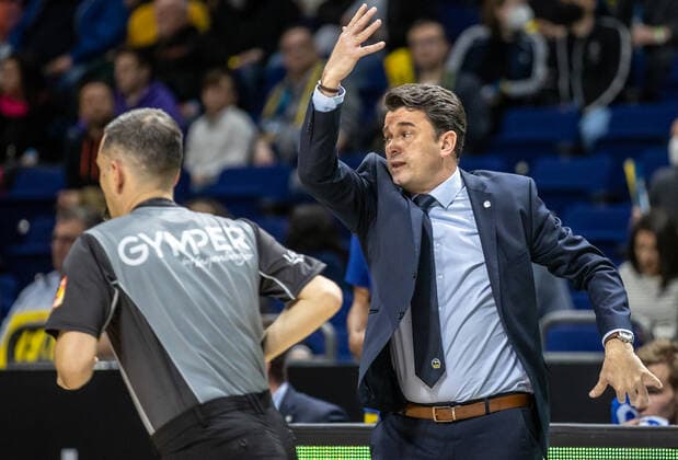 15.04.22, Berlin, Basketball, 1. Bundesliga, easyCredit BBL, Hauptrunde, 24.Spieltag, Mercedes Benz Arena: ALBA Berlin - ratiopharm Ulm. ALBAs Headcoach Israel Gonzalez steht gestikulierend am Spielfeldrand. ALBA Berlin - ratiopharm Ulm