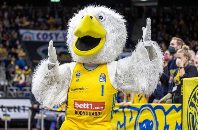 15.04.22, Berlin, Basketball, 1. Bundesliga, easyCredit BBL, Hauptrunde, 24.Spieltag, Mercedes Benz Arena: ALBA Berlin - ratiopharm Ulm. Albas Maskottchen Albatros feuert das Publikum an. ALBA Berlin - ratiopharm Ulm