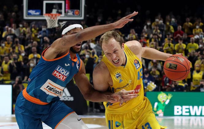 Jaron Blossomgame, Luke Sikma Aktion Spielszene Zweikampf Basketball BBL Bundesliga Herren Saison 2021 2022 15.04.2022 ALBA Berlin vs. ratiopharm Ulm