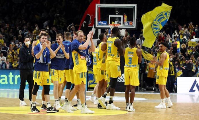Alba Mannschaft feiert Sieg Freude Emotion Jubel nach Spielende Basketball BBL Bundesliga Herren Saison 2021 2022 15.04.2022 ALBA Berlin vs. ratiopharm Ulm