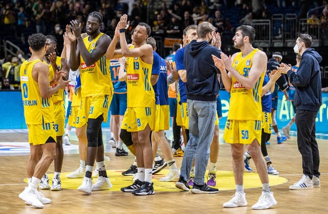 15.04.22, Berlin, Basketball, 1. Bundesliga, easyCredit BBL, Hauptrunde, 24.Spieltag, Mercedes Benz Arena: ALBA Berlin - ratiopharm Ulm. Die Mannschaft bedankt sich bei ihren Fans. ALBA Berlin - ratiopharm Ulm