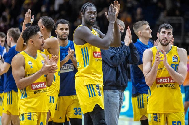 Sport Bilder des Tages 15.04.22, Berlin, Basketball, 1. Bundesliga, easyCredit BBL, Hauptrunde, 24.Spieltag, Mercedes Benz Arena: ALBA Berlin - ratiopharm Ulm. Die Mannschaft bedankt sich bei ihren Fans. ALBA Berlin - ratiopharm Ulm