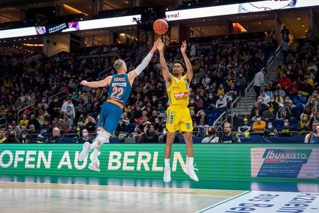 Basketball Berlin 15.04.2022 Saison 2021 2022 easyCredit-BBL 1. Bundesliga Alba Berlin - ratiopharm Ulm Maodo Lo (Alba Berlin, No.00) Thomas Klepeisz (Ulm, No.22)