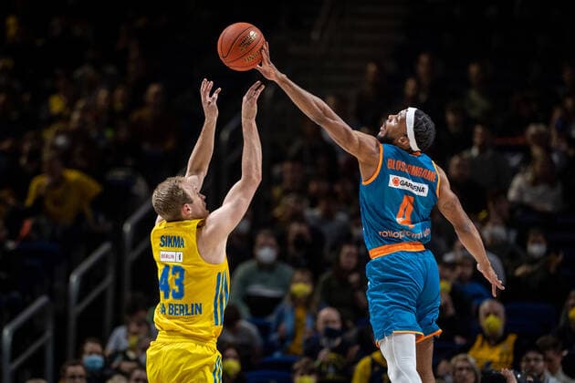 Basketball Berlin 15.04.2022 Saison 2021 2022 easyCredit-BBL 1. Bundesliga Alba Berlin - ratiopharm Ulm Jaron Blossomgame (Ulm, No.04) Luke Sikma (Alba Berlin, No.43)