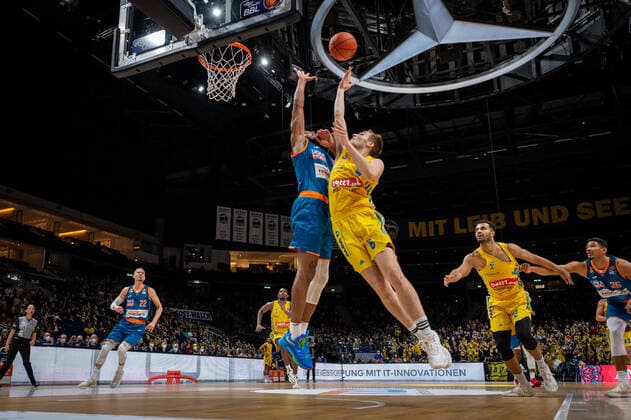 Basketball Berlin 15.04.2022 Saison 2021 2022 easyCredit-BBL 1. Bundesliga Alba Berlin - ratiopharm Ulm Malte Delow (Alba Berlin, No.06) Jaron Blossomgame (Ulm, No.04)