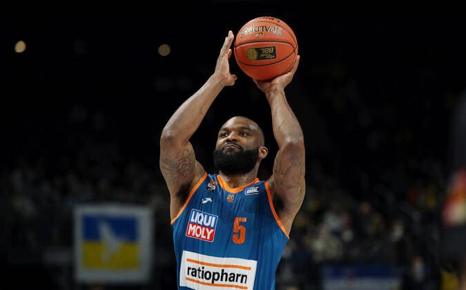 Sean Evans Aktion Oberkoerper Oberkörper Basketball BBL Bundesliga Herren Saison 2021 2022 15.04.2022 ALBA Berlin vs. ratiopharm Ulm