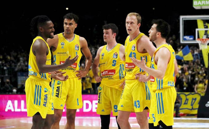Jaleen Smith redend, Oscar da Silva, Jonas Mattissek, Luke Sikma, Tamir Blatt Basketball BBL Bundesliga Herren Saison 2021 2022 15.04.2022 ALBA Berlin vs. ratiopharm Ulm