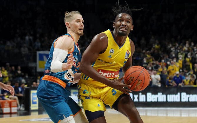 Thomas Klepeisz, Jaleen Smith Aktion Spielszene Zweikampf Basketball BBL Bundesliga Herren Saison 2021 2022 15.04.2022 ALBA Berlin vs. ratiopharm Ulm