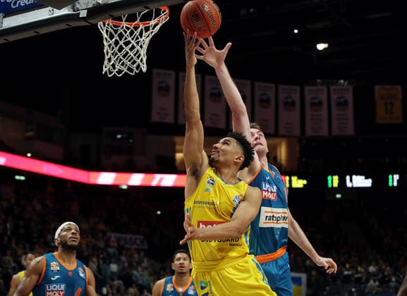 Maodo Lo, Philipp Herkenhoff Aktion Spielszene Zweikampf Basketball BBL Bundesliga Herren Saison 2021 2022 15.04.2022 ALBA Berlin vs. ratiopharm Ulm