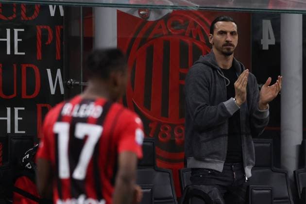 Sport Themen der Woche KW15 News Bilder des Tages Milan, Italy, 15th April 2022. Zlatan Ibrahimovic of AC Milan applauds fromm the stands as team mate Rafael Leao of AC Milan walks by after being substituted during the Serie A match at Giuseppe Meazza, Milan. Picture credit should read: Jonathan Moscrop Sportimage EDITORIAL USE ONLY. No use with unauthorised audio, video, data, fixture lists, club league logos or live services. Online in-match use limited to 120 images, no video emulation. No use in betting, games or single club league player publications. SPI-1638-0052