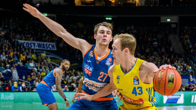 v.l. Moritz Krimmer (ratiopharm Ulm, 27), Luke Sikma (Alba Berlin, 43), Zweikampf, Action, Kampf, GER, Alba Berlin vs rationpharm ulm, BBL, Basketball - Bundesliga - Maenner, 31. Spieltag, Saison 2021 2022, 15.04.2022, GER, Alba Berlin vs rationpharm ulm, BBL, Basketball - Bundesliga - Maenner, 31. Spieltag, Saison 2021 2022, 15.04.2022, Berlin Copyright: xEibner-Pressefoto UwexKochx EP_UKH