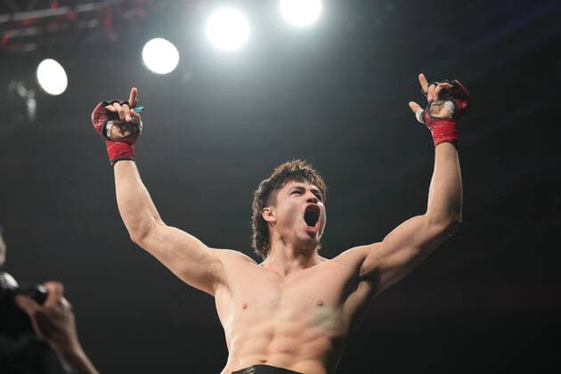 Sport Themen der Woche KW15 News Bilder des Tages April 15, 2022, SAN JOSE, San Jose, California, United States: SAN JOSE, CA - April 15: Theo Haig (red gloves) and Alan Benson (blue gloves) meet in the octagon for a 3-round light heavyweight bout at the SAP Center for Bellator 277: McKee vs Pitbull 2 - Event on April 15, 2022 in SAN JOSE, United States. SAN JOSE United States - ZUMAp175 20220415_zsa_p175_028 Copyright: xLouisxGrassex