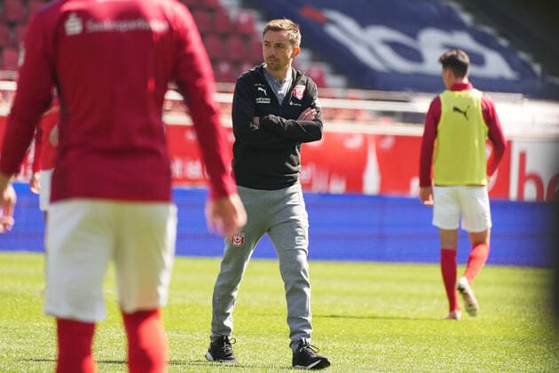 Andre Meyer (HFC, Cheftrainer) beobachtet das Aufwaermen seiner Mannschaft vor dem Spiel Hallescher FC vs. TSV Havelse, Fussball, 3.Liga, 34.Spieltag, 2021 2022, Nachholspiel, 16.04.2022, DFB DFL REGULATIONS PROHIBIT ANY USE OF PHOTOGRAPHS AS IMAGE SEQUENCES AND OR QUASI-VIDEO, Hallescher FC vs. TSV Havelse, Fussball, 3.Liga, 34.Spieltag, 2021 2022, Nachholspiel, 16.04.2022, Halle (Saale)