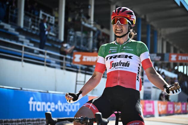 Sport Themen der Woche KW15 Italian Elisa Longo borghini of Trek - Segafredo celebrates as she crosses the finish line to win the second edition of the women elite race of the Paris-Roubaix cycling event, 124,7km from Denain to Roubaix, France on Saturday 16 April 2022. JASPERxJACOBS  x34003549x