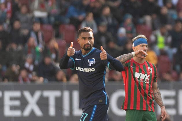 Sport Themen der Woche KW15 Kevin-Prince Boateng (Hertha BSC Berlin 27) Daumen Hoch, re. Niklas Dorsch (FC Augsburg 30), FC Augsburg vs Hertha BSC Berlin, Fussball, Herren, 1.Bundesliga, 30. Spieltag, Saison 21 22 GER, 16.04.2022, DFL REGULATIONS PROHIBIT ANY USE OF PHOTOGRAPHS AS IMAGE SEQUENCES AND OR QUASI-VIDEO, FC Augsburg vs Hertha BSC Berlin, Fussball, Herren, 1.Bundesliga, 30. Spieltag, Saison 21 22 GER, 16.04.2022 Augsburg *** Kevin Prince Boateng Hertha BSC Berlin 27 Thumbs Up, re Niklas Dorsch FC Augsburg 30 , FC Augsburg vs Hertha BSC Berlin, Football, Men, 1 Bundesliga, 30 Matchday, Season 21 22 GER, 16 04 2022, DFL REGULATES PROHIBIT ANY USE OF PHOTOGRAPHS AS IMAGE SEQUENCES AND OR QUASI VIDEO, FC Augsburg vs Hertha BSC Berlin, Football, Men, 1 Bundesliga, 30 Matchday, Season 21 22 GER, 16 04 2022 Augsburg Copyright: xWolfgangxFrank Eibner-Pressefotox EP_EER