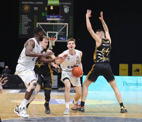 Justus Hollatz (Hamburg Towers) am Ball