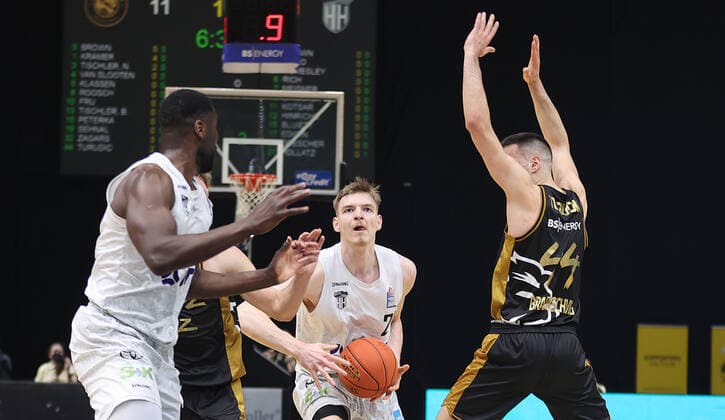 Justus Hollatz (Hamburg Towers) am Ball
