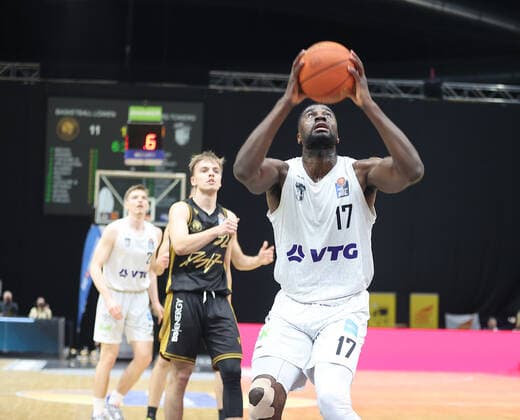 Eddy Edigin (Hamburg Towers) beim Dunking