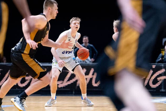 Justus Hollatz (Nr. 21 Hamburg Towers) Basketball Loewen Braunschweig - Hamburg Towers Basketball Loewen Braunschweig - Hamburg Towers, Basketball, BBL, Saison 2021 2022, 16.04.2022 Braunschweig Copyright: xDanielxReinelt xEibner-Pressefotox EP_drt