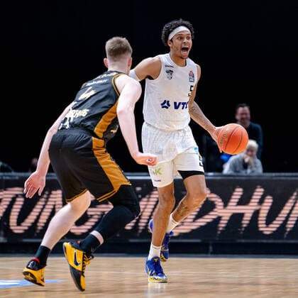 Caleb Homesley (Nr. 5 Hamburg Towers) gegen Luc van Slooten (Nr. 4 Basketball Loewen Braunschweig) Basketball Loewen Braunschweig - Hamburg Towers Basketball Loewen Braunschweig - Hamburg Towers, Basketball, BBL, Saison 2021 2022, 16.04.2022 Braunschweig Copyright: xDanielxReinelt xEibner-Pressefotox EP_drt