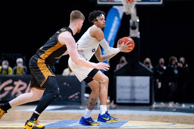Caleb Homesley (Nr. 5 Hamburg Towers) gegen Luc van Slooten (Nr. 4 Basketball Loewen Braunschweig) Basketball Loewen Braunschweig - Hamburg Towers Basketball Loewen Braunschweig - Hamburg Towers, Basketball, BBL, Saison 2021 2022, 16.04.2022 Braunschweig Copyright: xDanielxReinelt xEibner-Pressefotox EP_drt