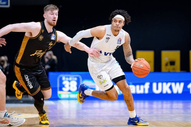 Caleb Homesley (Nr. 5 Hamburg Towers) gegen Luc van Slooten (Nr. 4 Basketball Loewen Braunschweig) Basketball Loewen Braunschweig - Hamburg Towers Basketball Loewen Braunschweig - Hamburg Towers, Basketball, BBL, Saison 2021 2022, 16.04.2022 Braunschweig Copyright: xDanielxReinelt xEibner-Pressefotox EP_drt