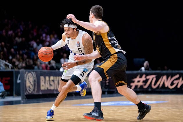 Caleb Homesley (Nr. 5 Hamburg Towers) gegen Ondrej Sehnal (Nr. 19 Basketball Loewen Braunschweig) Basketball Loewen Braunschweig - Hamburg Towers Basketball Loewen Braunschweig - Hamburg Towers, Basketball, BBL, Saison 2021 2022, 16.04.2022 Braunschweig Copyright: xDanielxReinelt xEibner-Pressefotox EP_drt