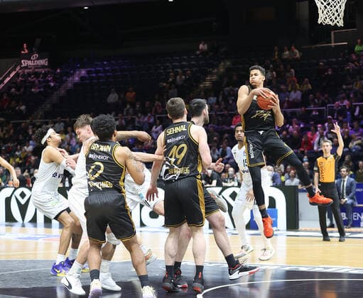 Rebound Brandon Tischler (Basketball Loewen Braunschweig)