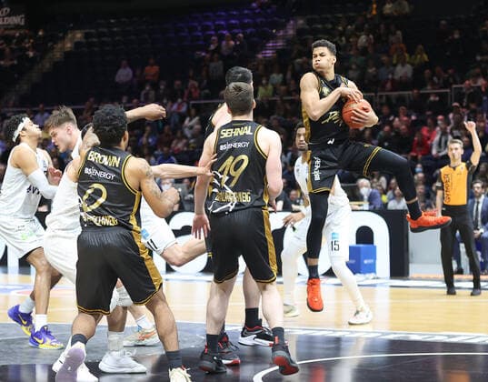 Rebound Brandon Tischler (Basketball Loewen Braunschweig)