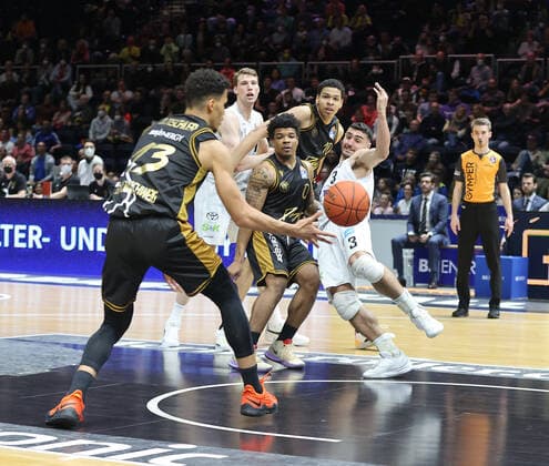 Brandon Tischler (Basketball Loewen Braunschweig), Tookie Brown (Basketball Loewen Braunschweig), Max Dileo (Hamburg Towers)