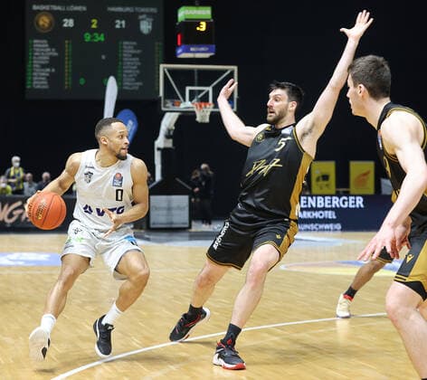 Jaylon Brown (Hamburg) Owen Klassen (Basketball Loewen Braunschweig)