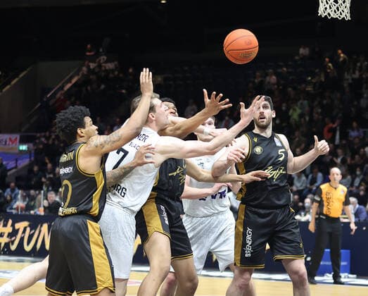 Lukas Meisner (Hamburg Towers)7, Tookie Brown (Basketball Loewen Braunschweig)0