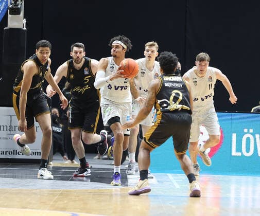 Caleb Homesley (Hamburg Towers) am Ball