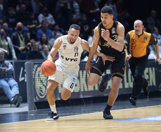 Jaylon Brown (Hamburg), Nicholas Tischler (Basketball Loewen Braunschweig)