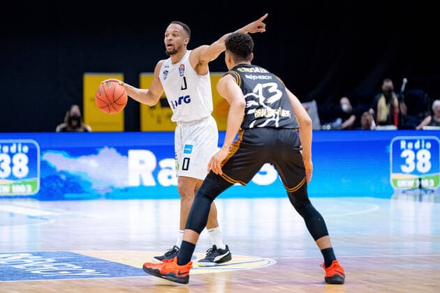Jaylon Brown (Nr. 0 Hamburg Towers) gegen Brandon Tischler (Nr. 13 Basketball Loewen Braunschweig) Basketball Loewen Braunschweig - Hamburg Towers Basketball Loewen Braunschweig - Hamburg Towers, Basketball, BBL, Saison 2021 2022, 16.04.2022 Braunschweig Copyright: xDanielxReinelt xEibner-Pressefotox EP_drt