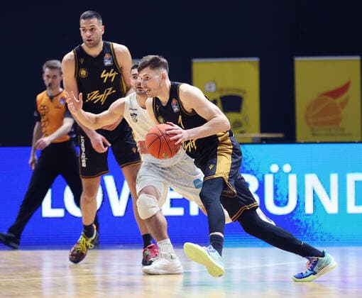 David Kraemer (Basketball Loewen Braunschweig) am Ball