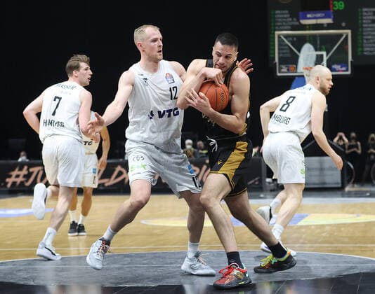 Seth Hinrichs (Hamburg Towers), Benedikt Turudic (Basketball Loewen Braunschweig)