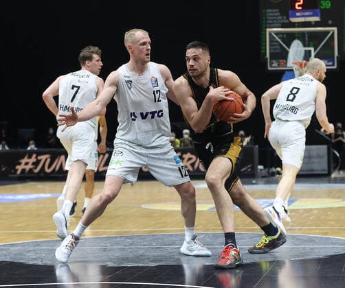 Seth Hinrichs (Hamburg Towers), Benedikt Turudic (Basketball Loewen Braunschweig)