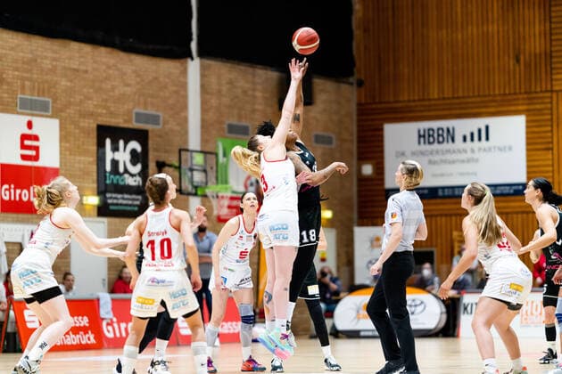 Basketball - DBBL - Play GiroLive Panthers Osnabrück - Rheinland Lions am 16.04.2022 im home of panthers in Osnabrück Samantha Führing Fuehring (Panthers Osnabrueck) gegen Brianna Lee Rollerson (Rheinland Lions) beim Sprungball