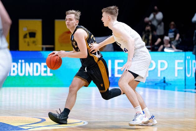 Arturs Zagars (Nr. 32 Basketball Loewen Braunschweig) gegen Justus Hollatz (Nr. 21 Hamburg Towers) Basketball Loewen Braunschweig - Hamburg Towers Basketball Loewen Braunschweig - Hamburg Towers Braunschweig Copyright: xDanielxReinelt xEibner-Pressefotox EP_drt