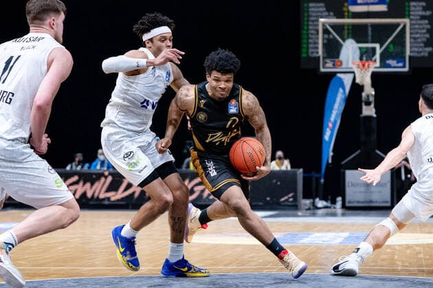 Tookie Brown (Nr. 0 Basketball Loewen Braunschweig) gegen Caleb Homesley (Nr. 5 Hamburg Towers) Basketball Loewen Braunschweig - Hamburg Towers Basketball Loewen Braunschweig - Hamburg Towers Braunschweig Copyright: xDanielxReinelt xEibner-Pressefotox EP_drt