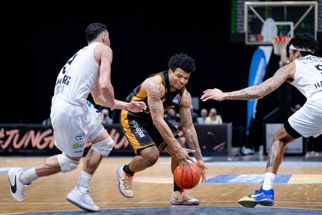 Tookie Brown (Nr. 0 Basketball Loewen Braunschweig) gegen Max Dileo (Nr. 3 Hamburg Towers) und Caleb Homesley (Nr. 5 Hamburg Towers) Basketball Loewen Braunschweig - Hamburg Towers Basketball Loewen Braunschweig - Hamburg Towers Braunschweig Copyright: xDanielxReinelt xEibner-Pressefotox EP_drt