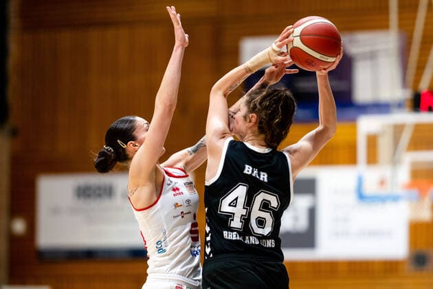 Basketball - DBBL - Play GiroLive Panthers Osnabrück - Rheinland Lions am 16.04.2022 im home of panthers in Osnabrück Milica Cuic (Panthers Osnabrueck) gegen Romy Bär Baer (Rheinland Lions)