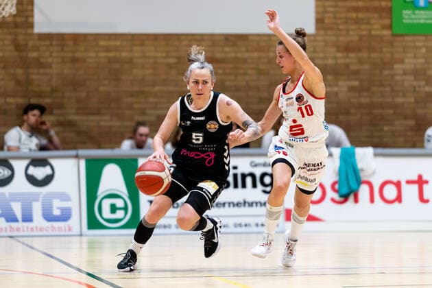 Basketball - DBBL - Play GiroLive Panthers Osnabrück - Rheinland Lions am 16.04.2022 im home of panthers in Osnabrück Joyce Megane Cousseins-Smith (Rheinland Lions) am Ball gegen Jenny-Meike Strozyk (Panthers Osnabrueck)